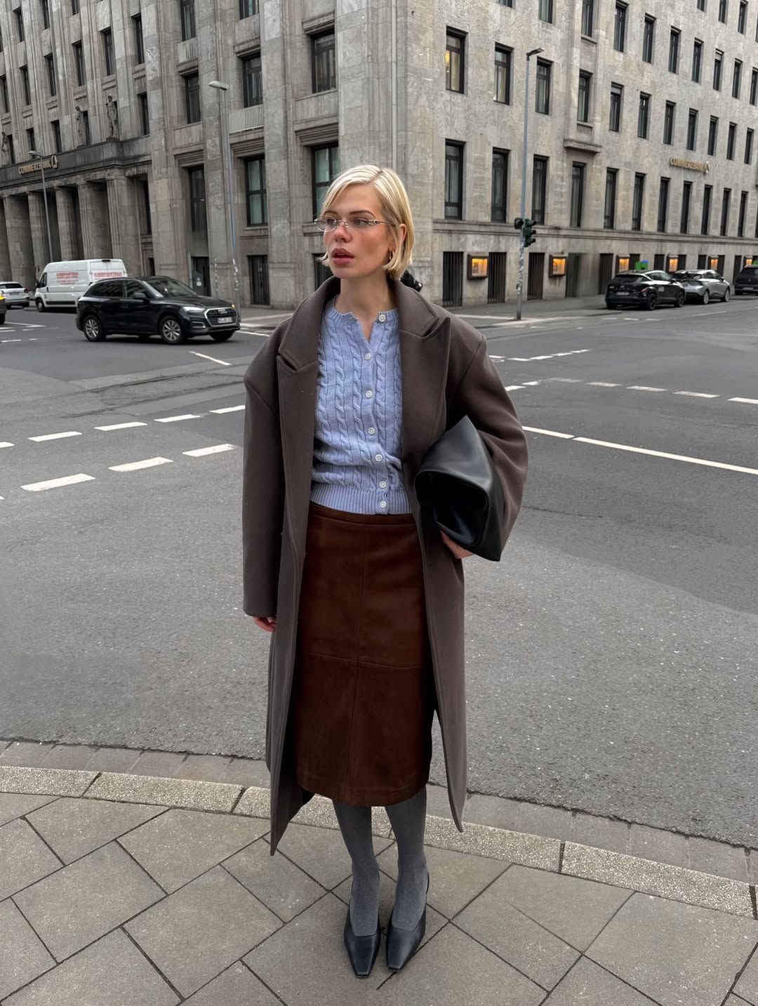 정석적인 사서코어 룩을 선보인 패션 인플루언서 린다 슐츠. 인스타그램 @linda.sza