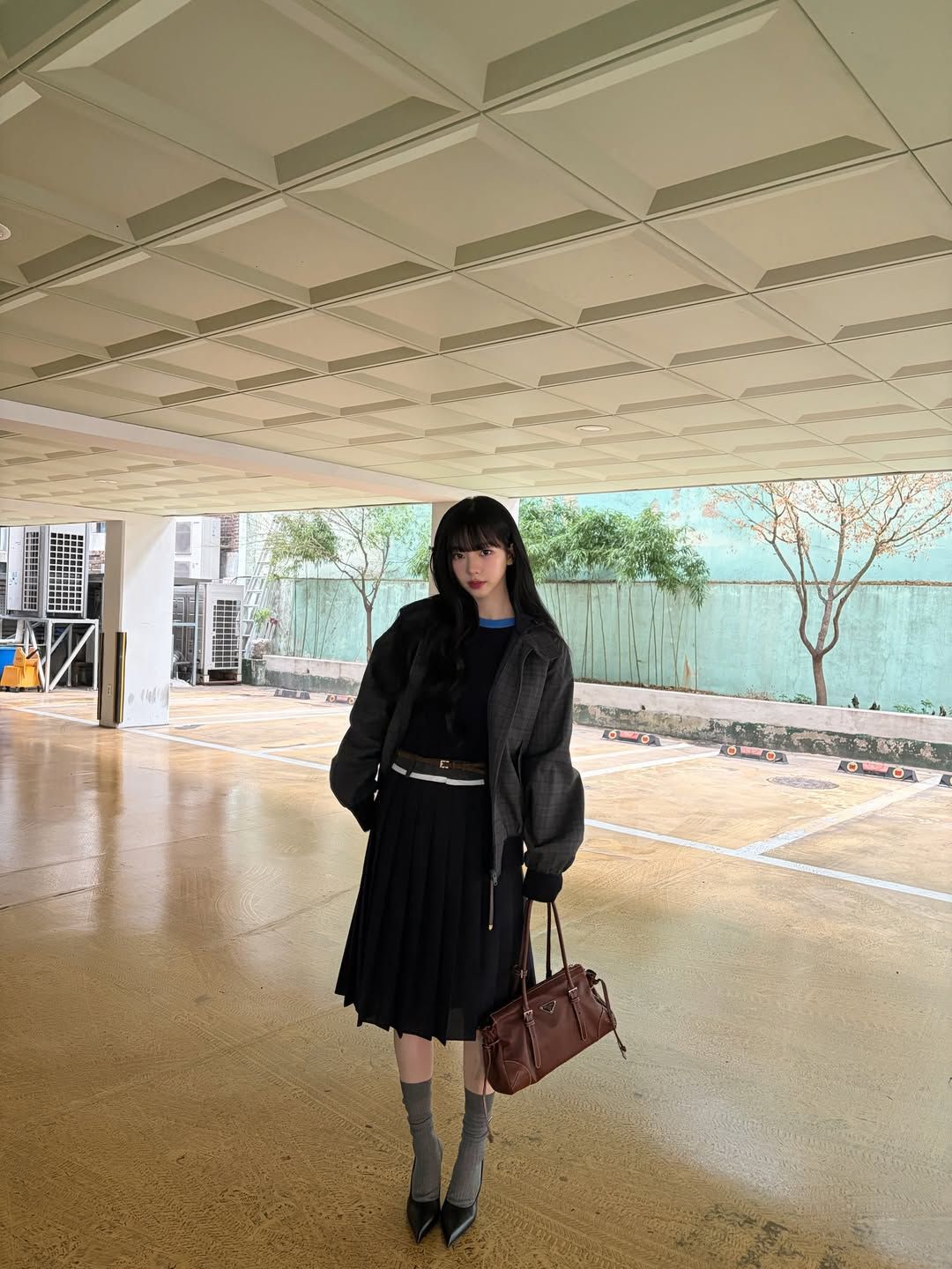 두 가지 스타일의 사서코어 룩을 선보인 카리나. 인스타그램 @katarinabluu