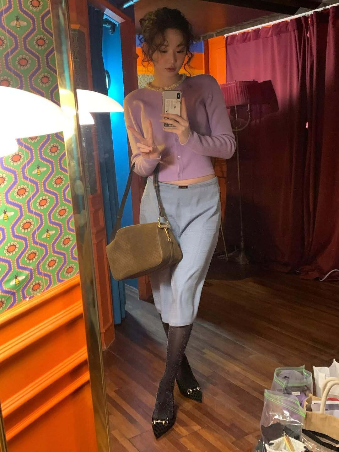 화사한 사서코어 룩을 연출한 최윤지. 인스타그램 @yoonjiiii