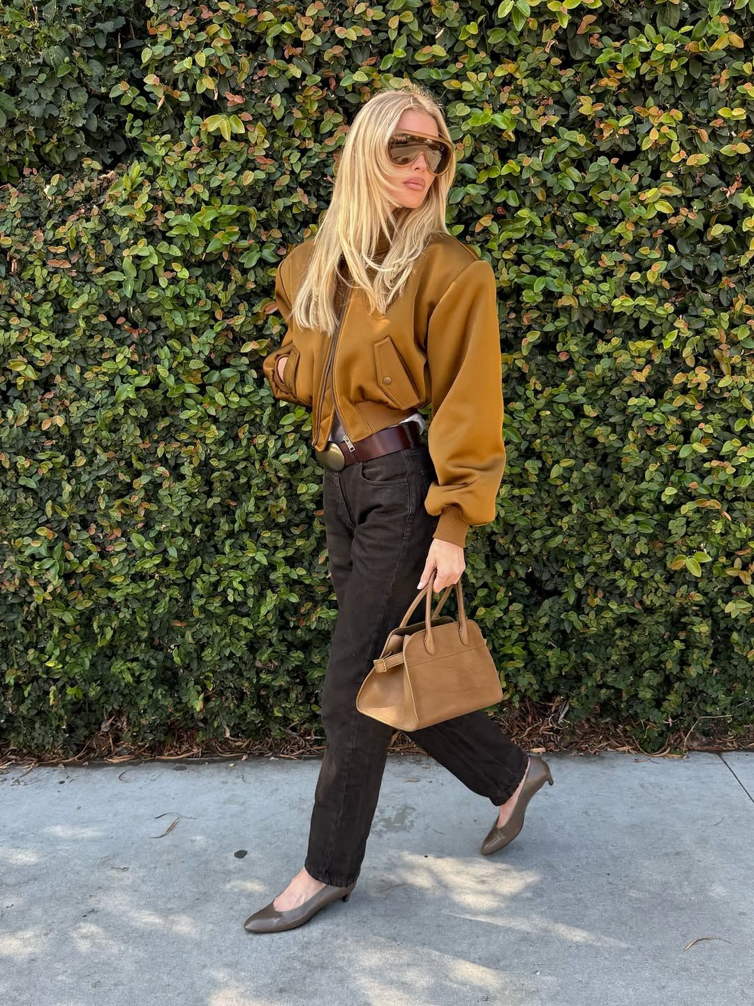 키튼힐로 파티룩과 캐주얼룩을 완성한 모델 엘사 호스크. 인스타그램 @hoskelsa