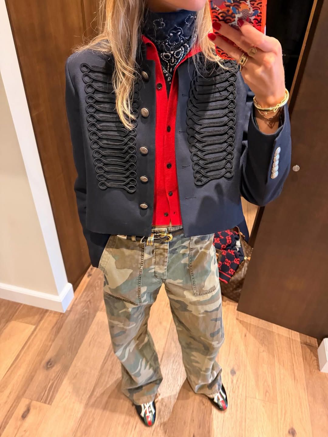 네이비 나폴레옹 재킷과 카모플라쥬의 조합. 인스타그램 @vitahennemann