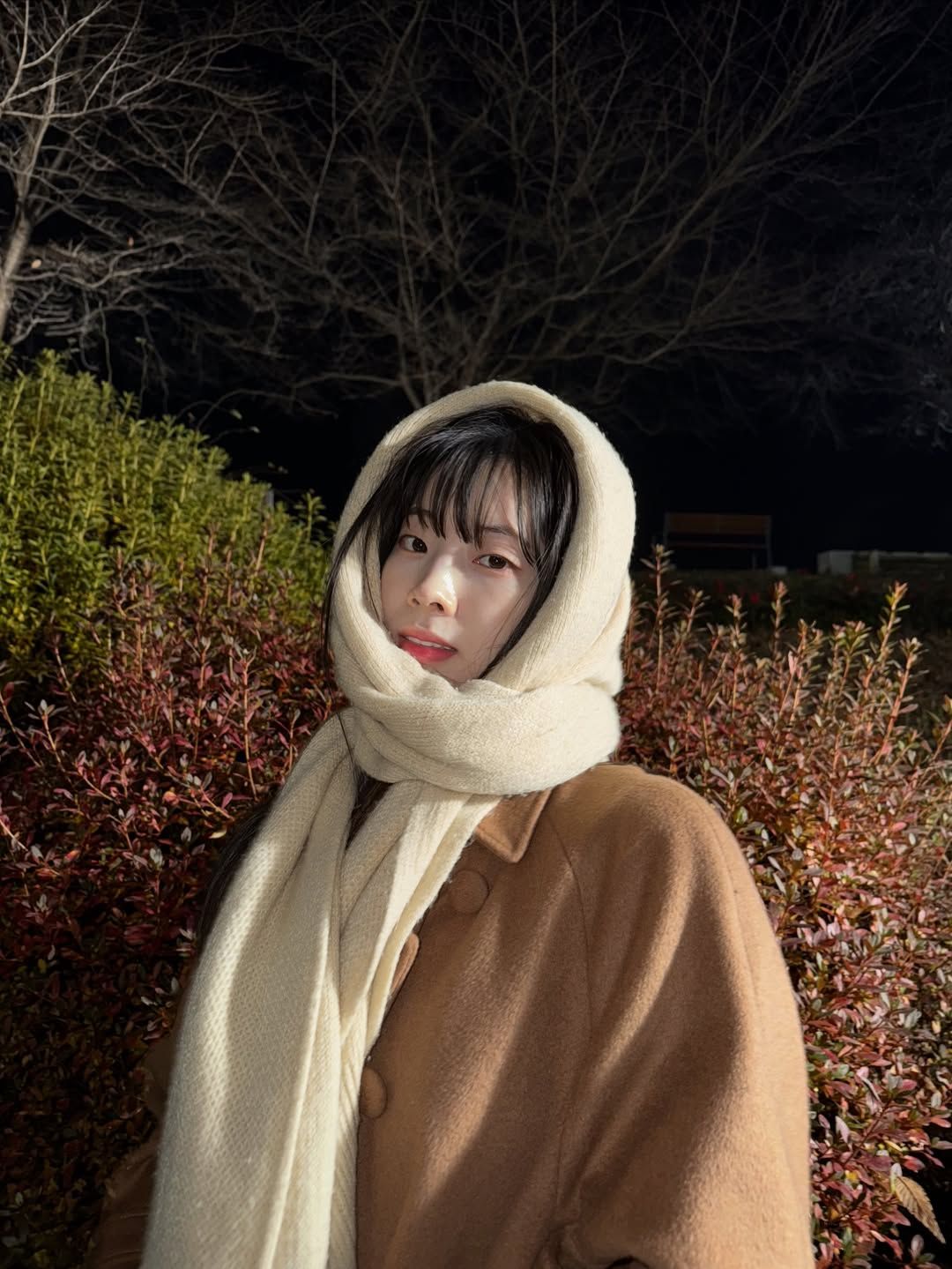 트와이스 다현의 벨티드 코트 패션 | 인스타그램 @dahhyunnee