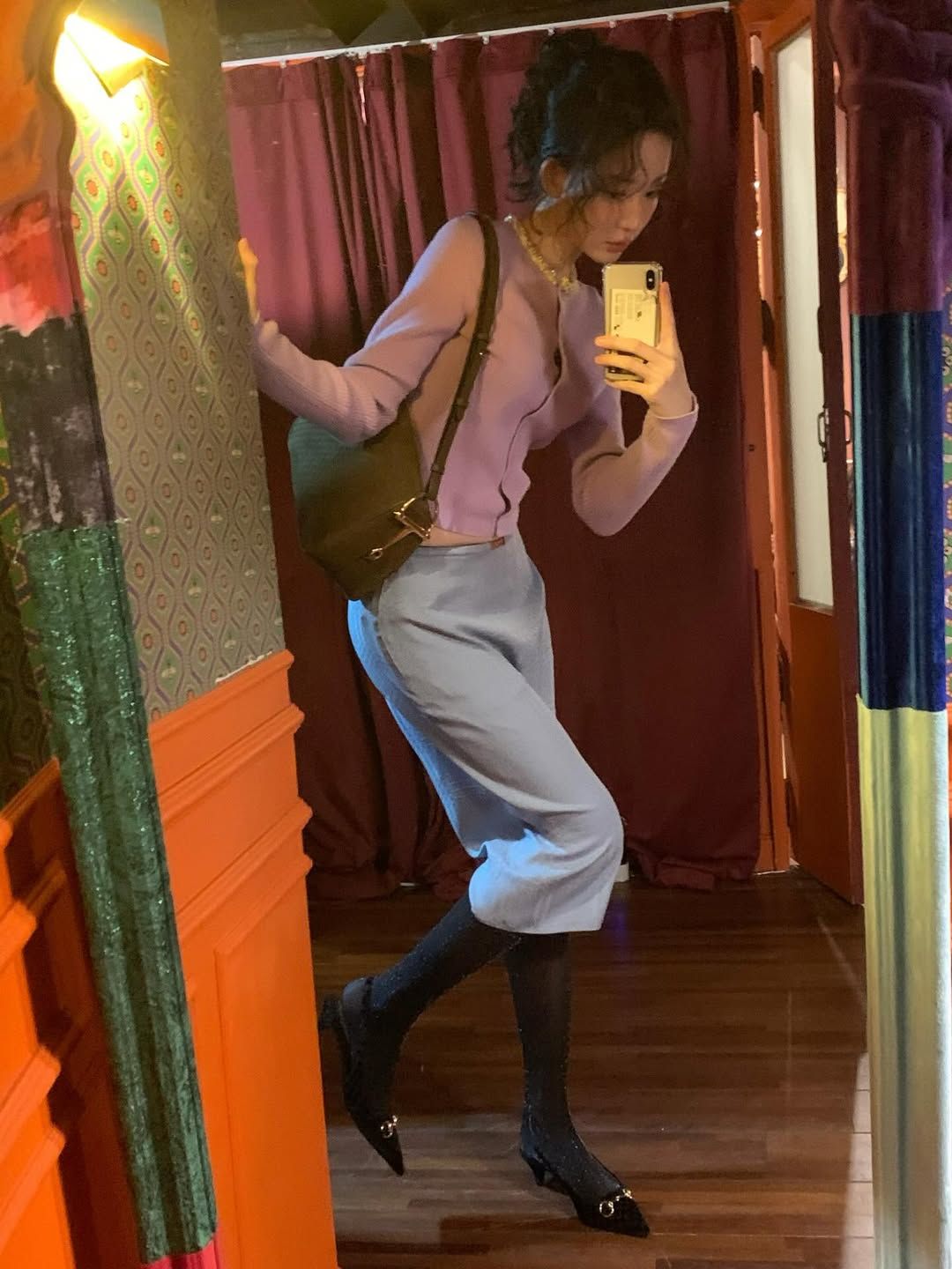 화사한 사서코어 룩을 연출한 최윤지. 인스타그램 @yoonjiiii