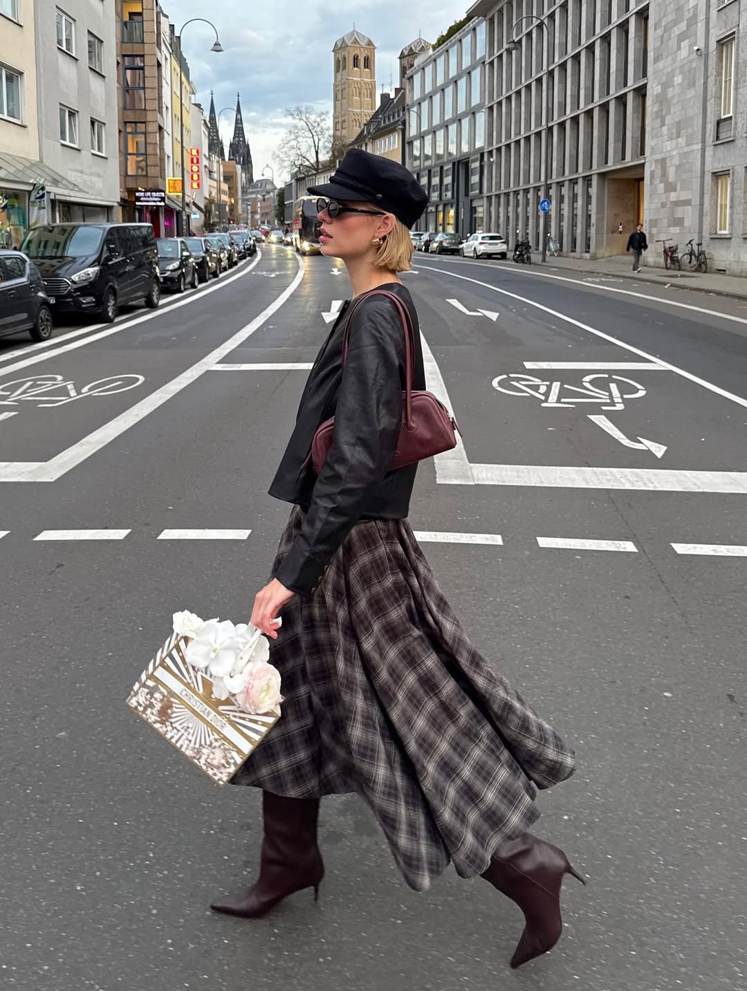 클래식한 롱 핸들 백을 착용한 패션 인플루언서 린다 슐츠. 인스타그램 @linda.sza 