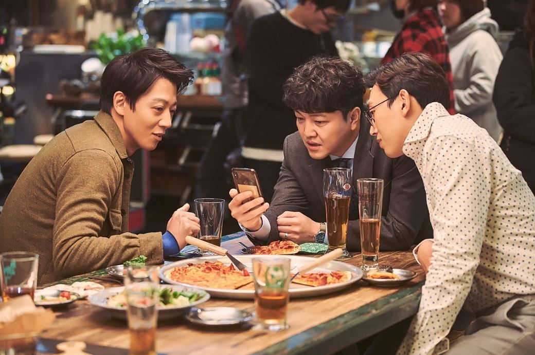 술 마신 날에만 관계하는 커플의 공통점. 영화 ‘가장 보통의 연애’ 스틸컷