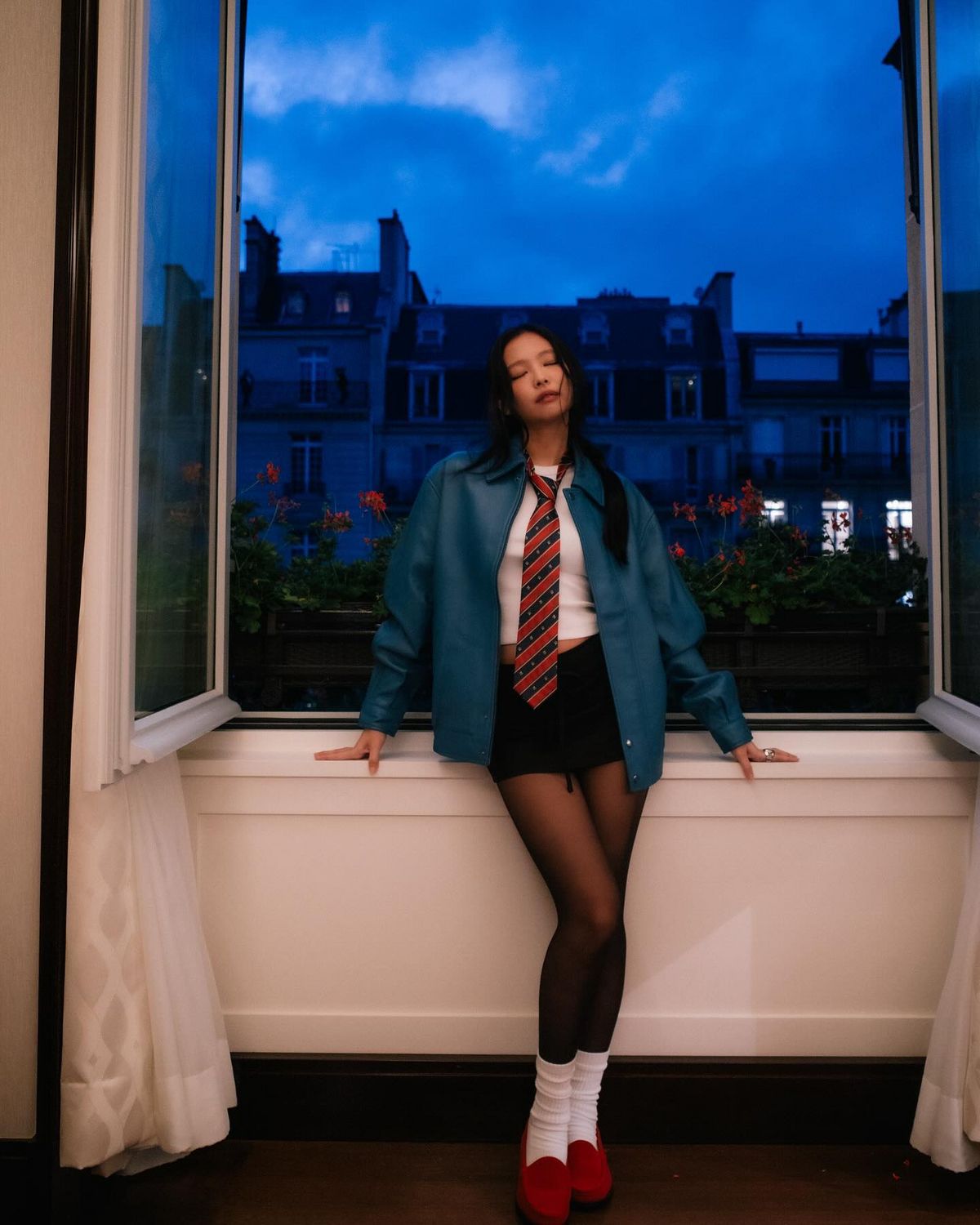 넥타이 패션 | 인스타그램 @jennierubyjane