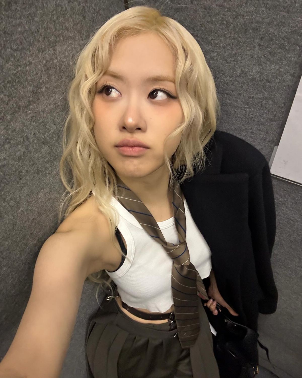 넥타이 패션 | 인스타그램 @roses_are_rosie