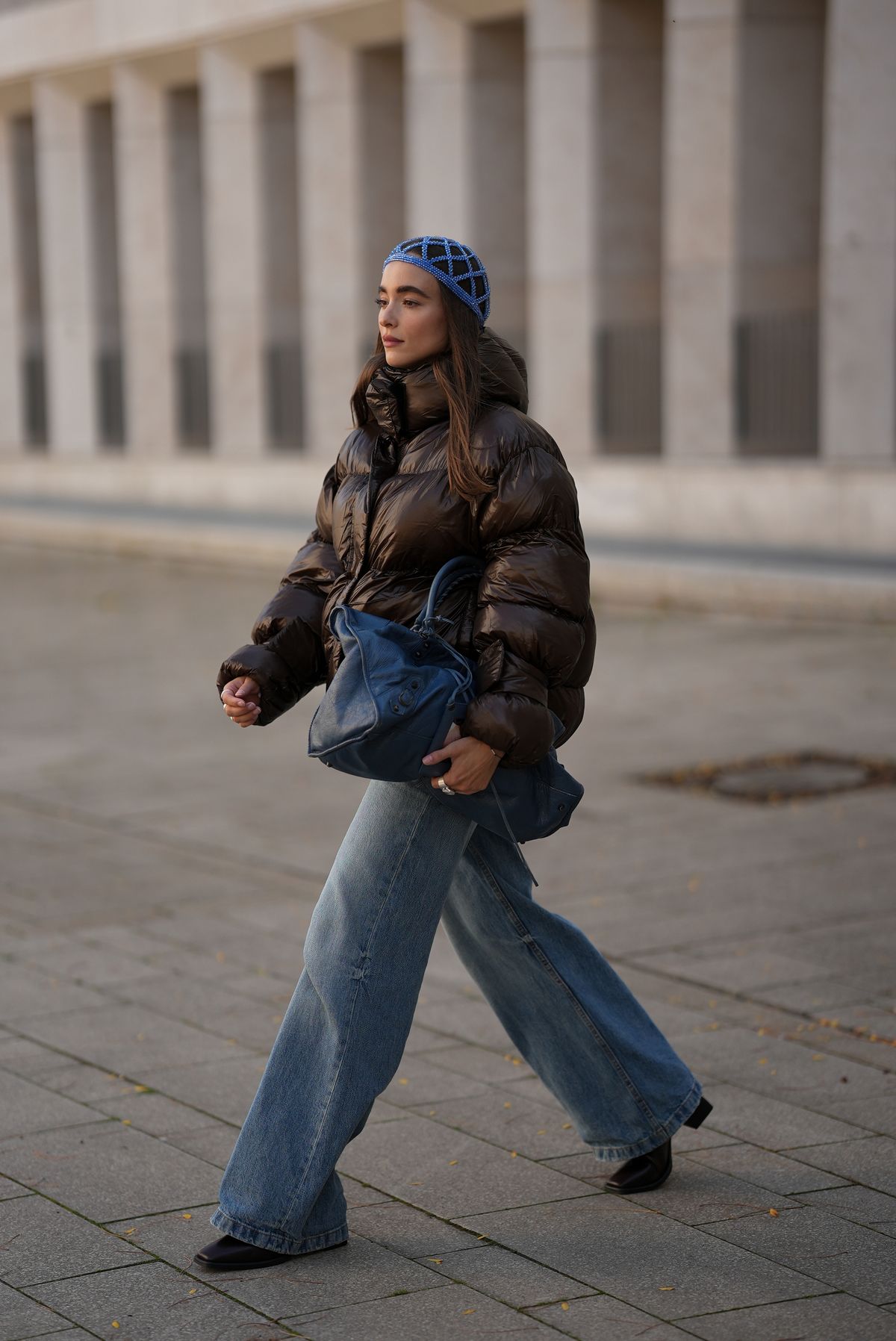 검정색 패딩을 입은 사람들. Photo by Moritz Scholz/Getty Images