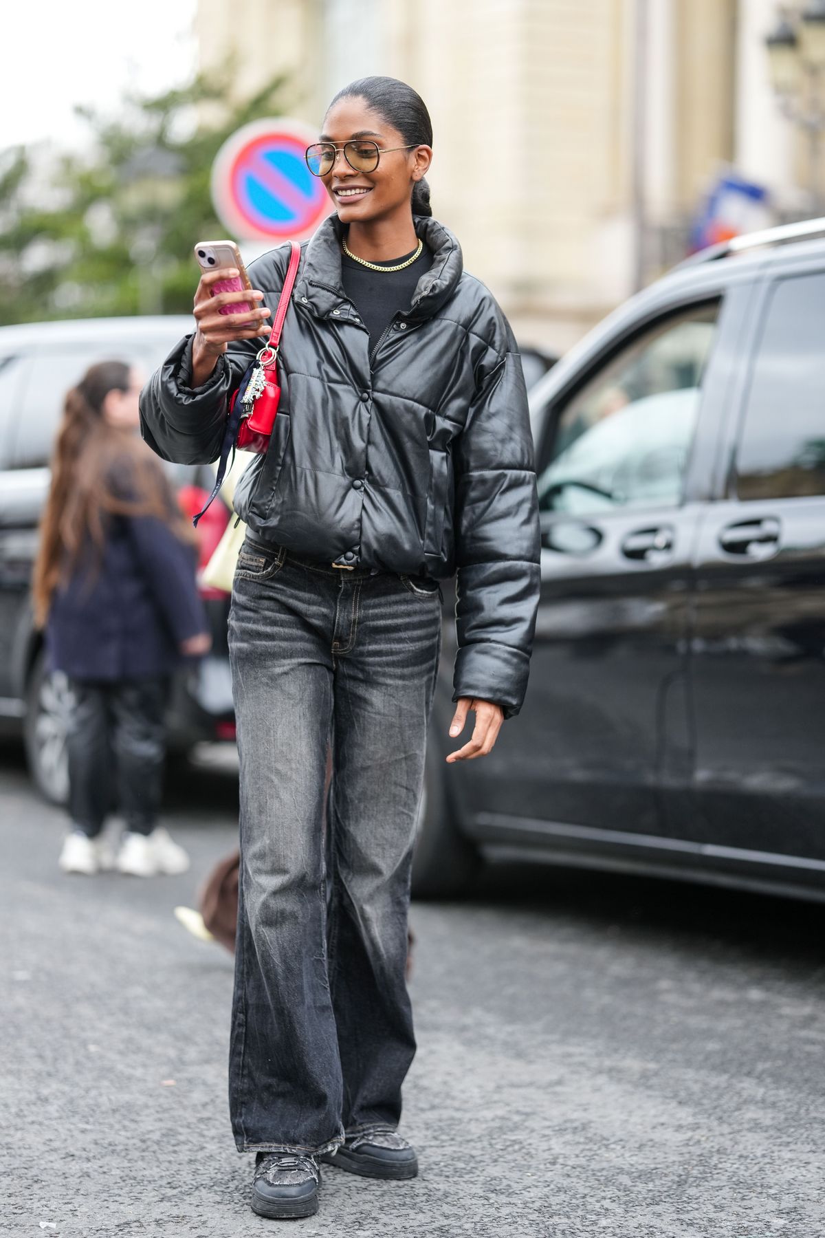 검정색 패딩을 입은 사람들. Photo by Edward Berthelot/Getty Images