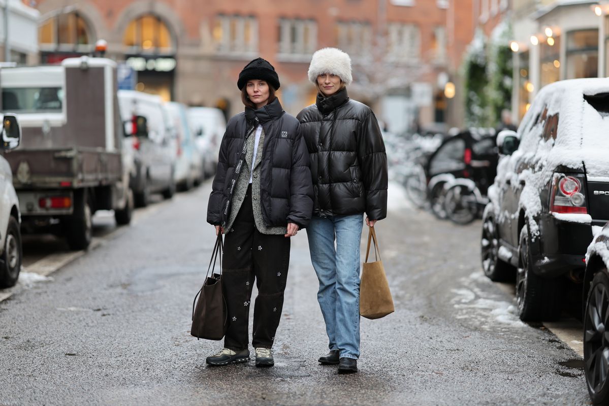 검정색 패딩을 입은 사람들. Photo by Moritz Scholz/Getty Images
