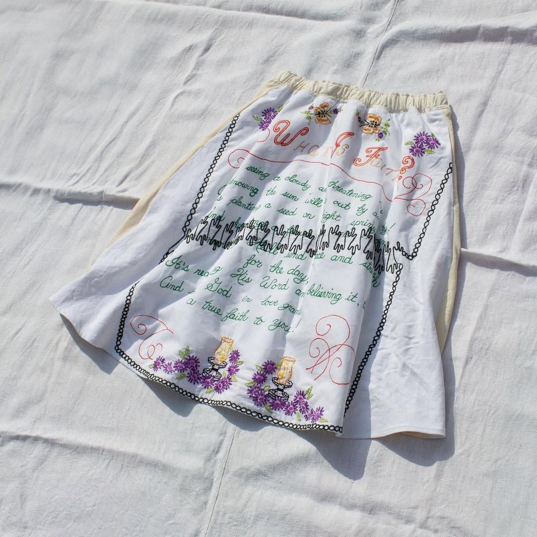 유즈드 원단인 자수보와 리넨으로 제작한 스커트.