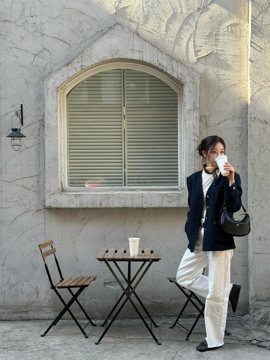 스카프 포인트 룩을 선보인 이시안. 인스타그램 @youseeany