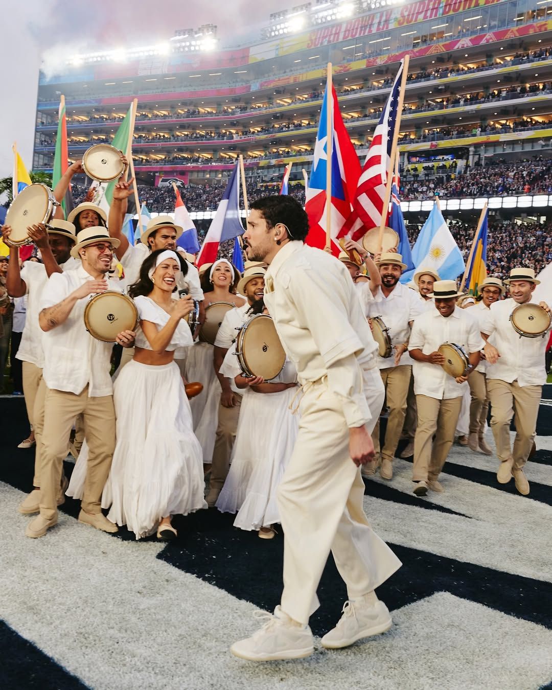 배드 버니 | 인스타그램 @badbunnypr @nfl 