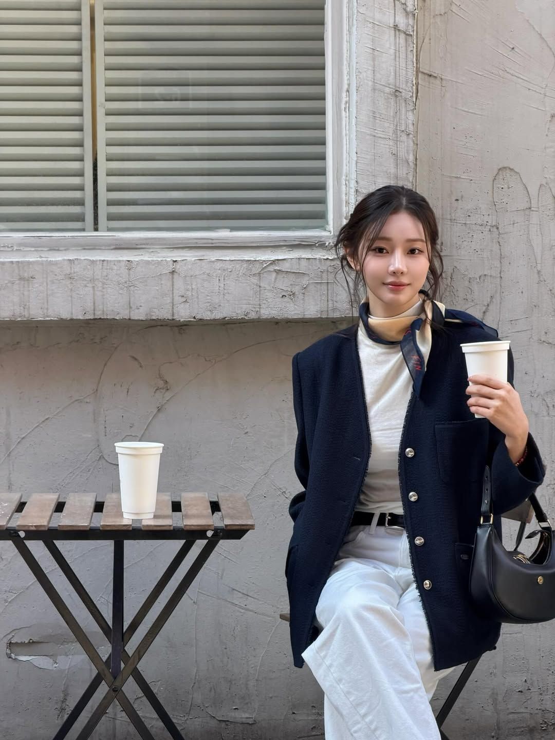 스카프 포인트 룩을 선보인 이시안. 인스타그램 @youseeany