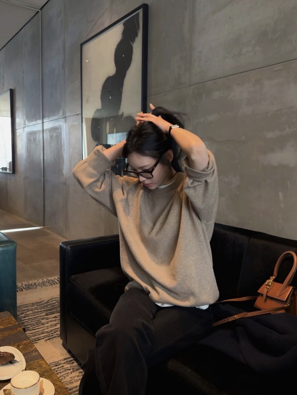 현지의 꾸안꾸 니트 스타일링. 인스타그램 @hyundipark