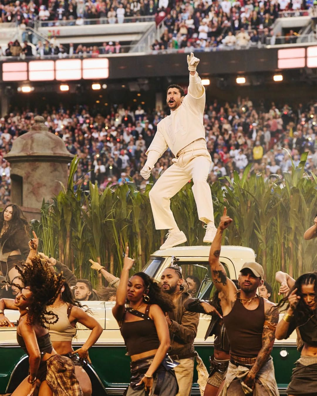 배드 버니 | 인스타그램 @badbunnypr @nfl 