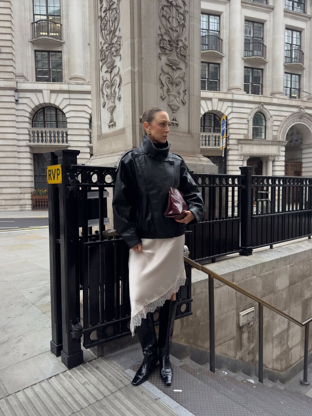 슬립 드레스 With 레더 자켓 | 인스타그램 @itsdariasuchenek