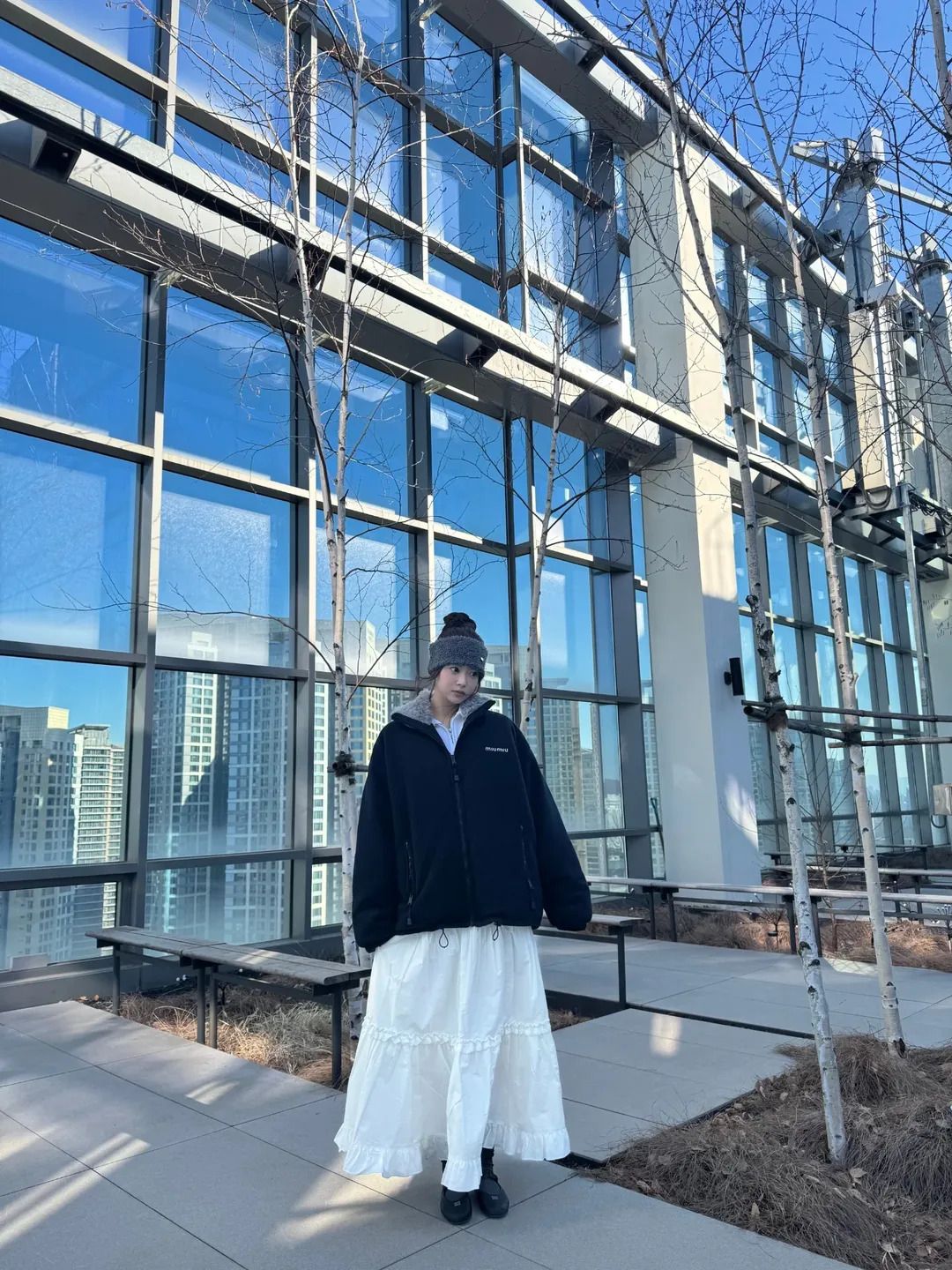 뽀글이 헤어 터번으로 귀여운 매력을 보여준 홍은채. 인스타그램 @hhh.e_c.v