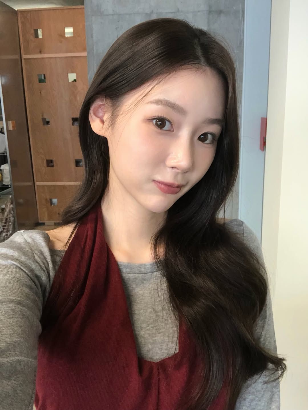 환승연애 이유정이 보여주는 레드 패션. 인스타그램 @leeeeu.j 