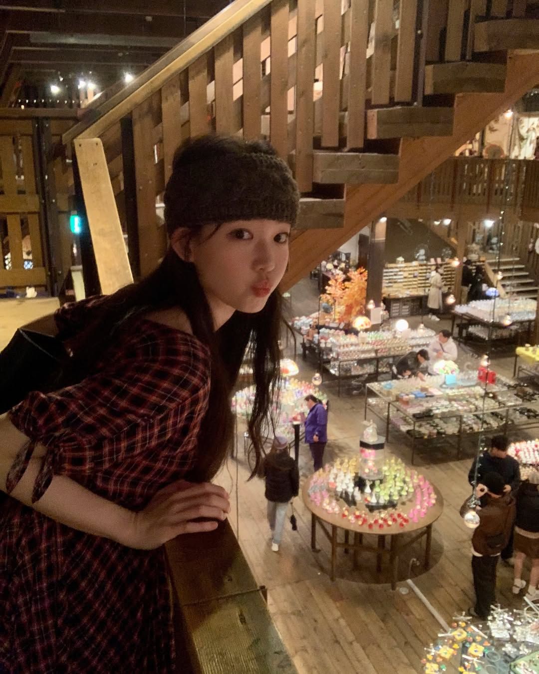 헤어 터번으로 모리걸 스타일을 완성한 최윤지. 인스타그램 @yoonjiiii 