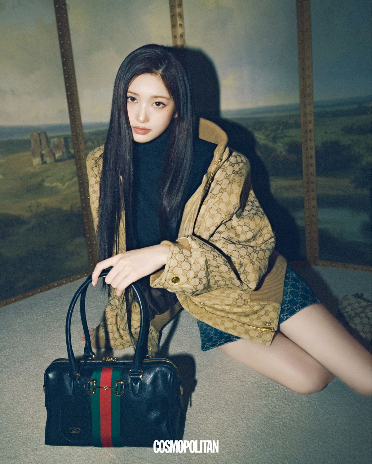 집업 재킷, 니트 톱, 데님 미니스커트, 톱 핸들 백 모두 가격미정 Gucci.