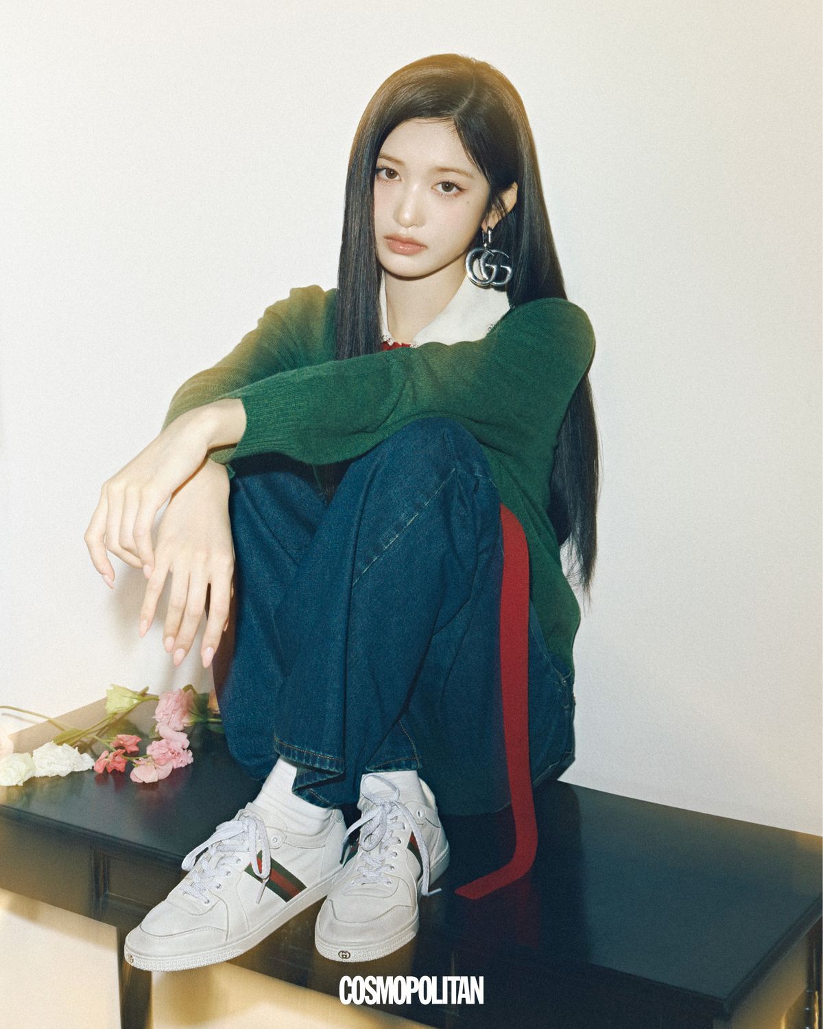 카디건, 셔츠, 데님 팬츠, 귀고리, 스니커즈, 모두 가격미정 Gucci.