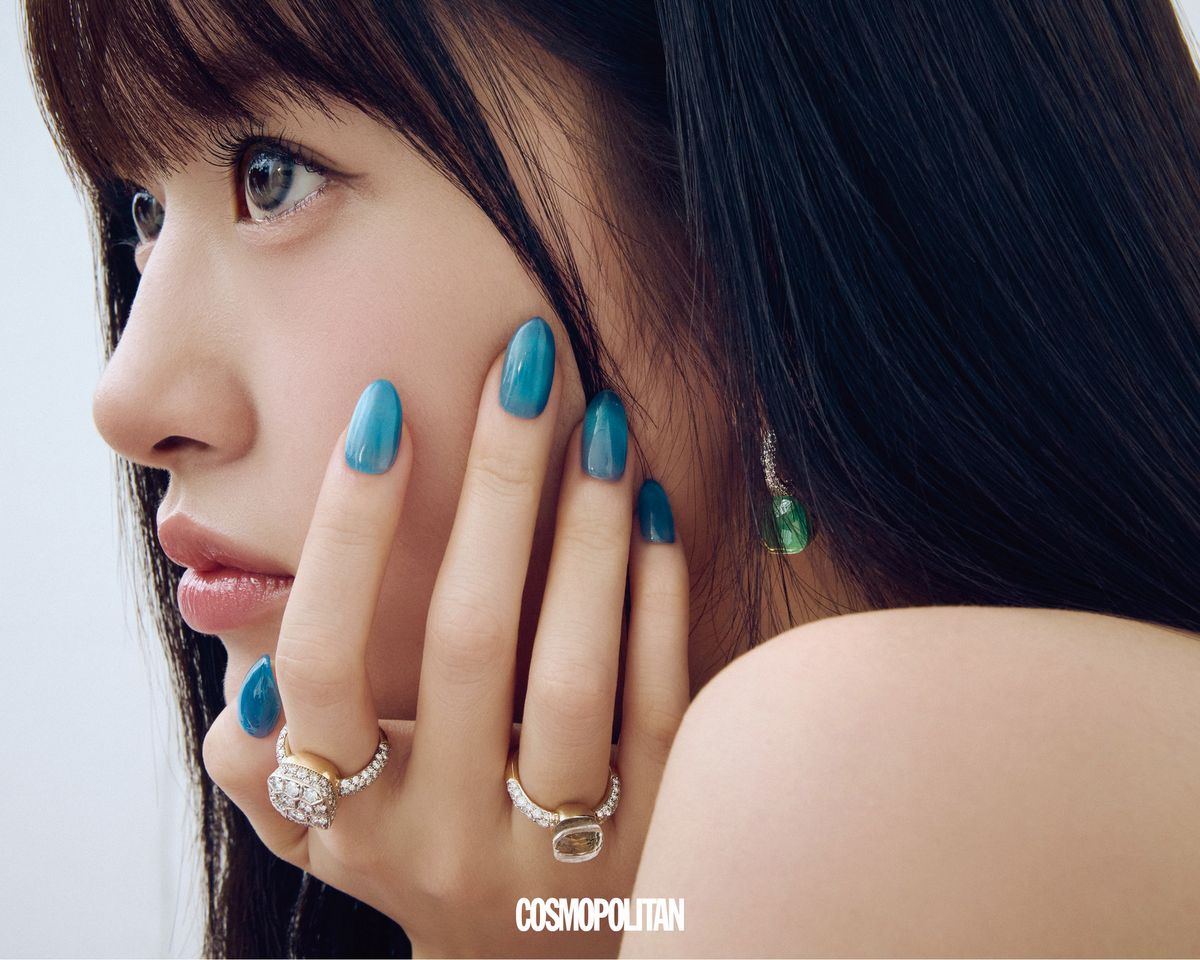 프레지올라이트와 그린 아게이트 세팅의 누도 이어링, 화이트 토파즈와 마더오브펄 세팅의 누도 펜던트, 프레지올라이트와 그린 아게이트가 색다른 푸른빛을 내는 누도 펜던트, 화사함이 돋보이는 오른손 검지의 누도 다이아몬드 솔리테어 맥시 링, 화이트 토파즈가 오묘한 빛을 내는 약지의 누도 쁘띠 링, 왼손 약지에 레이어드한 누도 다이아몬드 솔리테어 클래식 링과 프레지올라이트&그린 아게이트 세팅의 누도 클래식 링, 왼팔 로즈 골드 누도 브레이슬릿, 화이트 골드 누도 브레이슬릿 모두 가격미정 Pomellato. 튜브톱, 플리츠스커트 모두 Bonbom. 