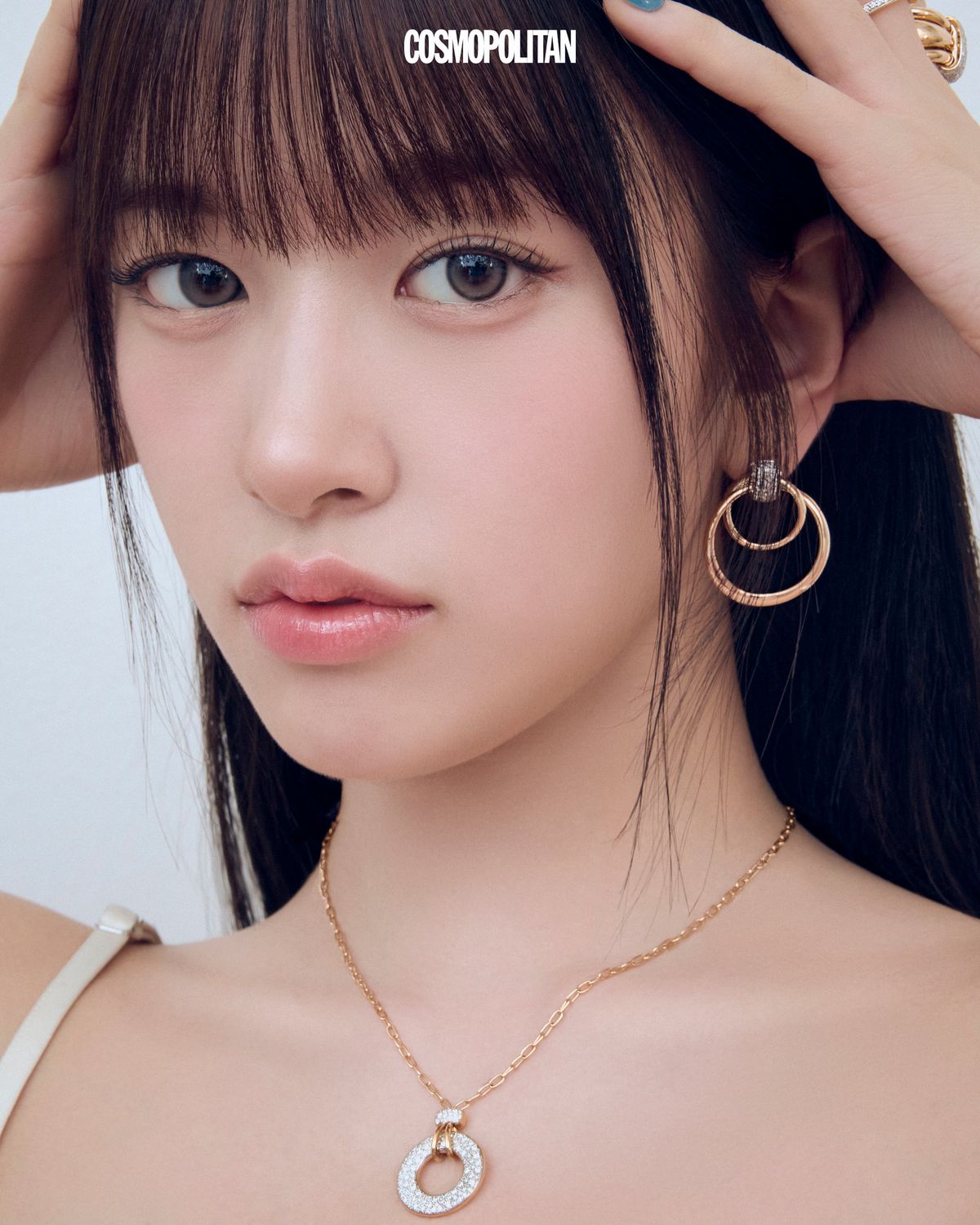 로즈 골드 서클이 이어진 포멜라토 투게더 이어링, 양면으로 착용 가능한 이코니카 리버시블 펜던트, 다이아몬드 파베 링크가 골드 밴드를 감싼 디자인의 포멜라토 투게더 링 모두 가격미정 Pomellato. 슬리브리스 톱 Mark Gong. 