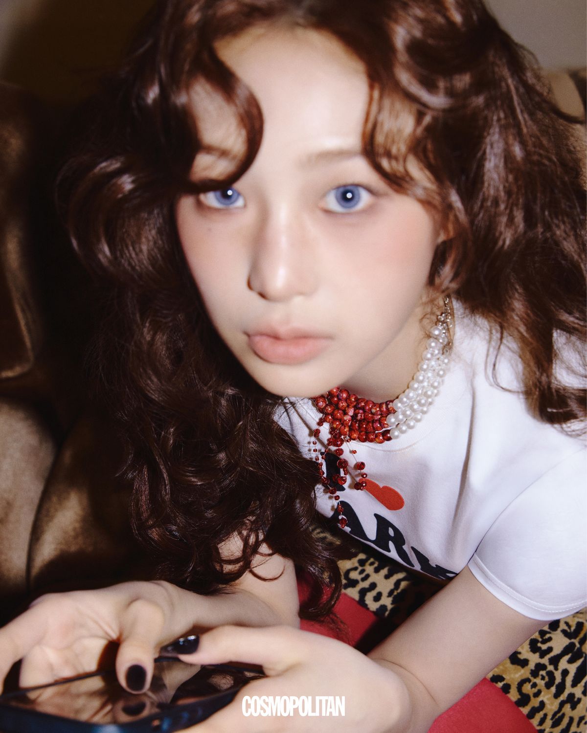 그래픽 티셔츠, 미니스커트, 퍼 트리밍 샌들 힐 모두 Mark Gong. 비즈 목걸이 Cider. 타이츠 스타일리스트 소장품.