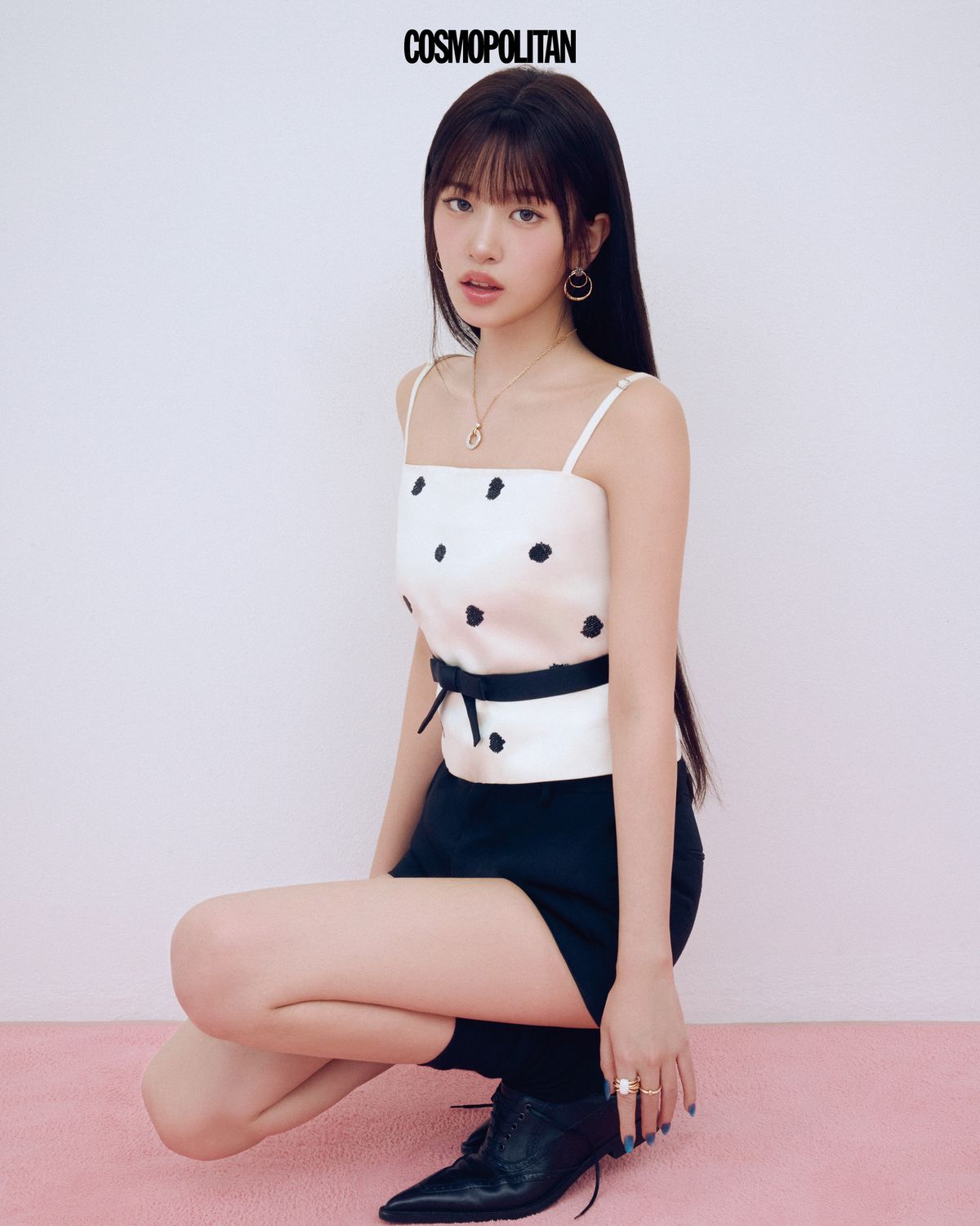 다이아몬드 파베로 연결한 로즈 골드 서클이 빛나는 포멜라토 투게더 이어링, 화이트 다이아몬드의 광채가 화사한 이코니카 리버시블 펜던트, 검지의 포멜라토 투게더 링, 중지의 심플한 포멜라토 투게더 링 모두 가격미정 Pomellato. 슬리브리스 톱 Mark Gong. 쇼츠 Gucci. 레이스업 슈즈 McQueen. 