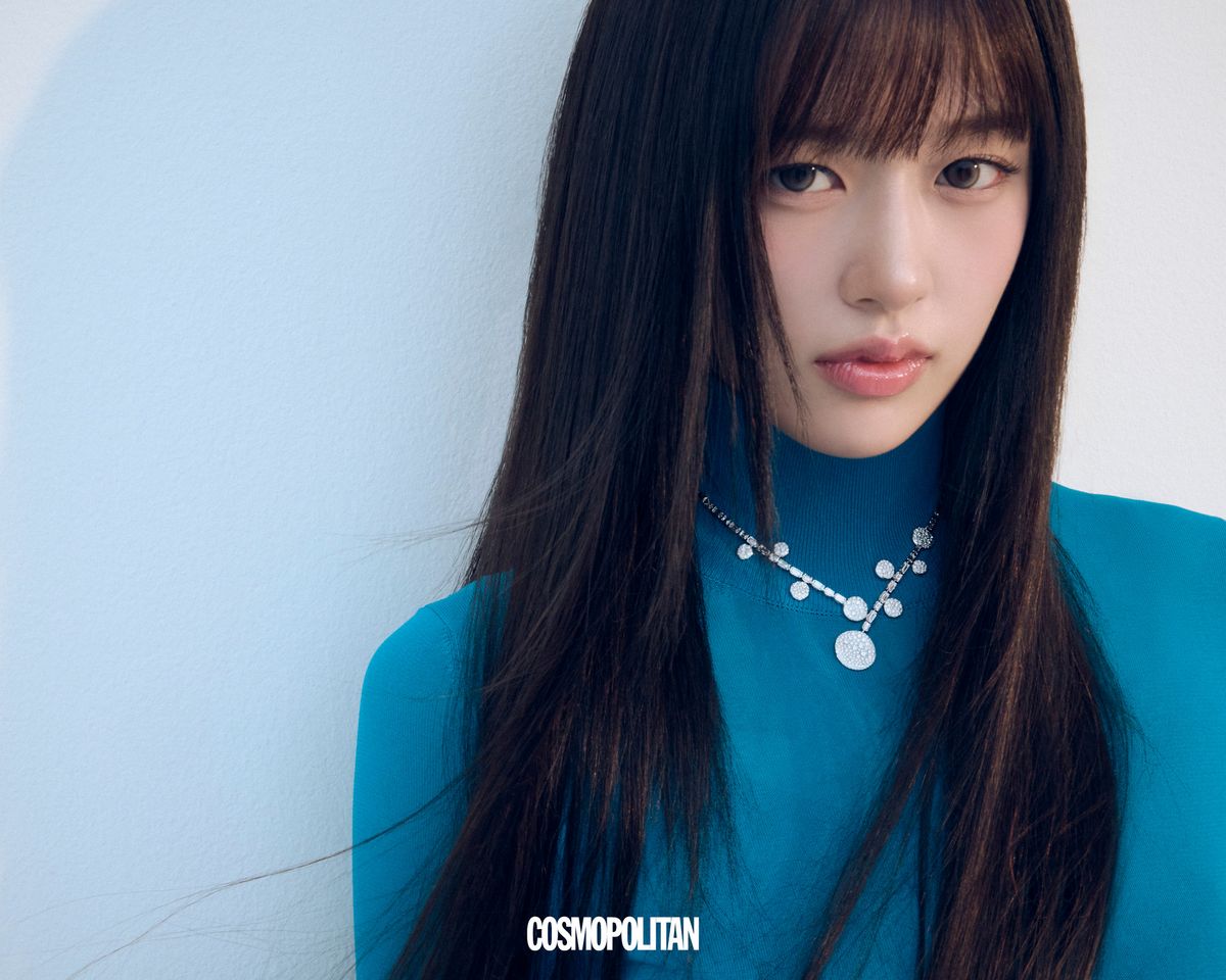 불규칙 파베 세팅 다이아몬드 디스크를 바게트 컷 다이아몬드 라인이 감싸는 사비아 하이주얼리 네크리스 가격미정 Pomellato. 드레스 Alaïa.