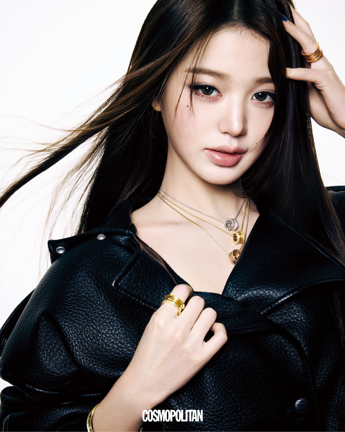 다이아몬드를 나선형으로 파베 세팅한 비제로원 화이트 골드 네크리스 2천2백20만원, 가장자리에 파베 세팅한 비제로원 락 네크리스 옐로 골드와 로즈 골드 버전 각각 1천3백70만원, 오른팔의 비제로원 락 뱅글 브레이슬릿 3백77만원, 가장자리를 다이아몬드 데미 파베 세팅한 오른손의 비제로원 링 7백55만원, 왼팔의 비제로원 에센셜 뱅글 브레이슬릿 7백20만원, 불가리 투보가스 브레이슬릿 1천3백만원, 왼손의 비제로원 4밴드 링 4백95만원 모두 Bvlgari. 레더 재킷, 태슬 쇼츠 모두 Mark Gong.