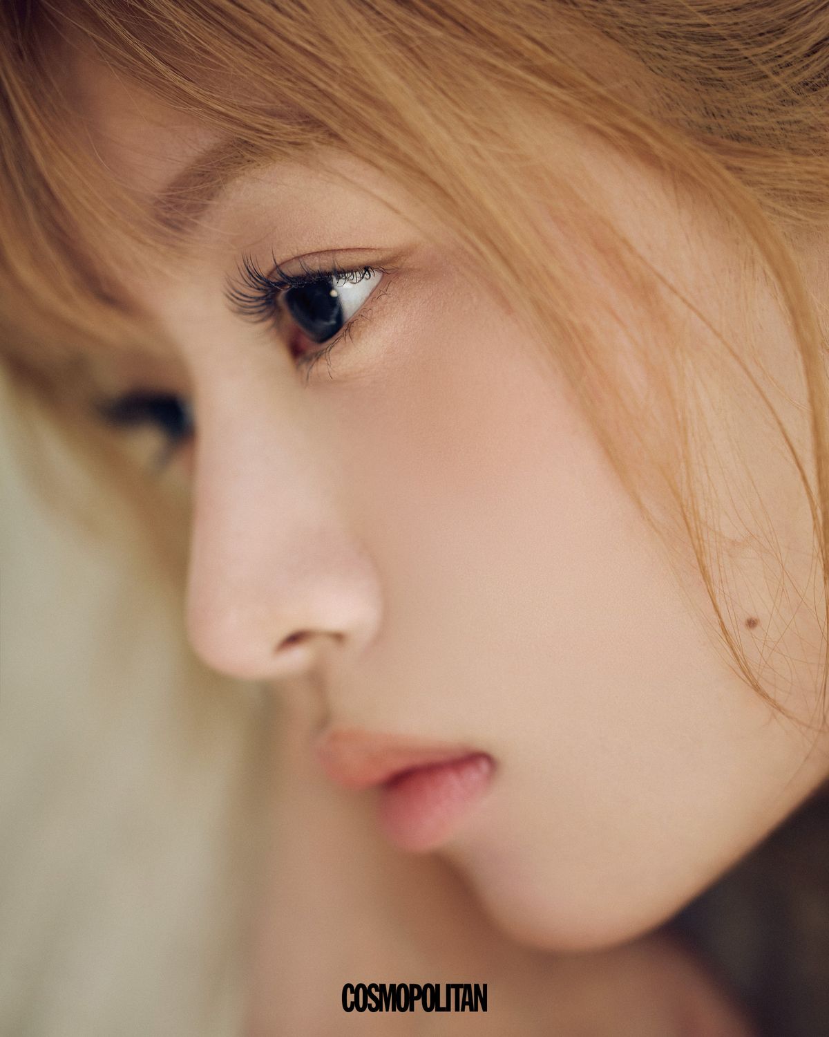 다크 그레이 컬러가 눈에 깊이감을 더하고, 경계를 부드럽게 풀어낸 링 디자인이 눈동자에 윤기를 얹는다. 색과 광이 겹쳐지며 완성된 무드, 그리고 빛을 낮춘 채 조용히 시선을 끌어당기는 레이. 디어 멜로우 1박스 10개입 2만원 rom’u.