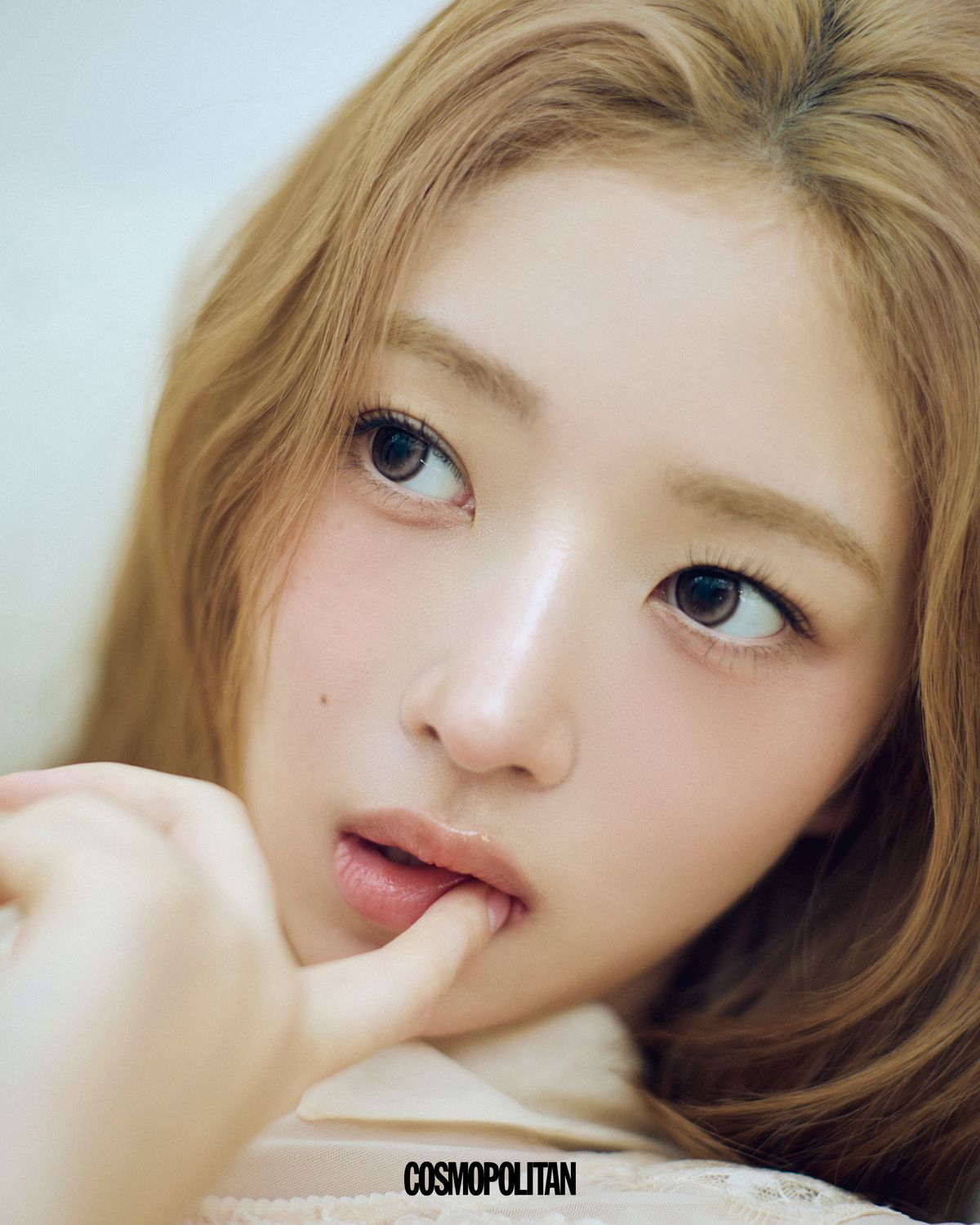 핑크 브라운 컬러가 눈동자에 부드럽게 퍼지며 가장자리의 미세한 반짝임이 포인트를 더한다. 포근함과 빛이 만나 완성된 레이의 쿨한 바이브. 러브 글림 1박스 10개입 2만원 rom’u.