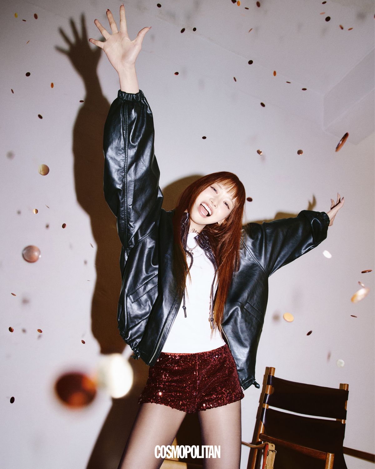 레더 블루종 Isabel Marant Étoile. 후드 티셔츠 Gila Archive. 시퀸 마이크로 쇼츠 Cider. 초커 Vivienne Westwood. 스니커즈 24ans. 목걸이, 타이츠 스타일리스트 소장품.