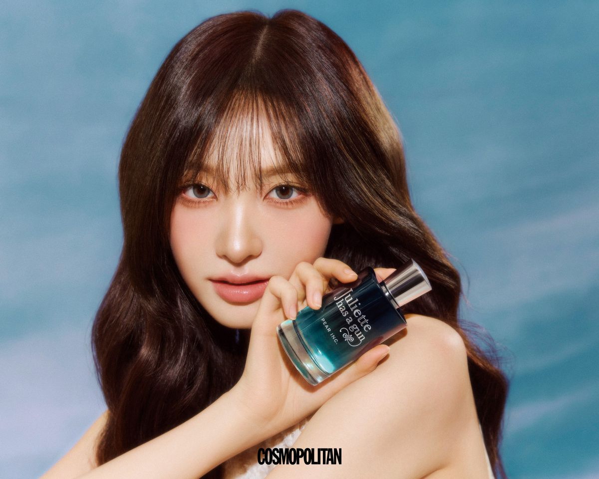 은은한 달콤함이 깃든 그린 페어에서 영감을 얻었다. 부드러운 머스크와 어우러져 햇살을 머금은 듯 따스한 분위기를 자아낸다. 봄의 시작과 함께할 싱그러운 향수로 제격이다. 페어 잉크 EDP 100ml 23만1천원 Juliette Has a Gun. 프린지 드레스 Jinsun.