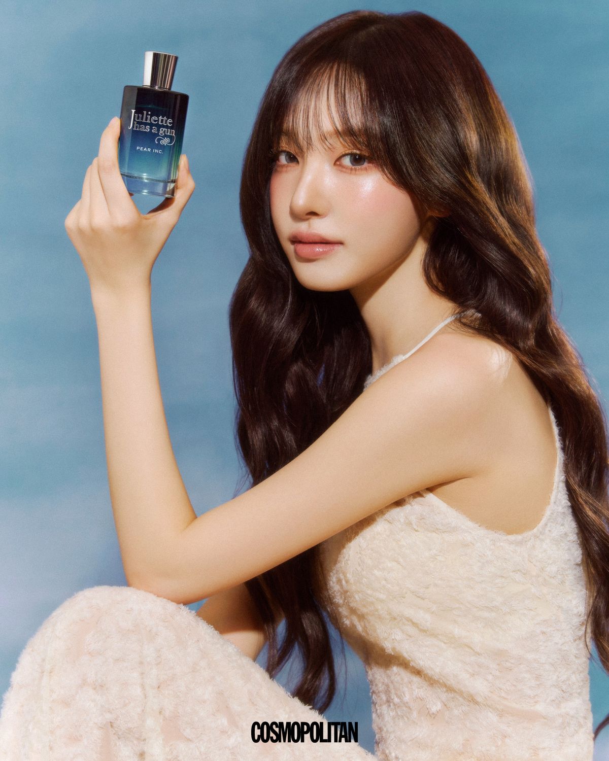 싱그러운 배를 중심으로 한여름의 밝은 에너지를 담아냈다. 묵직한 머스크 계열의 암브록산과 조화를 이뤄 달콤하면서도 신선한 감각이 유지된다. 밝은 태양의 행복과 긍정을 떠올리게 하는 포근한 잔향을 남긴다. 페어 잉크 EDP 100ml 23만1천원 Juliette Has a Gun. 홀터넥 드레스 Jinsun. 