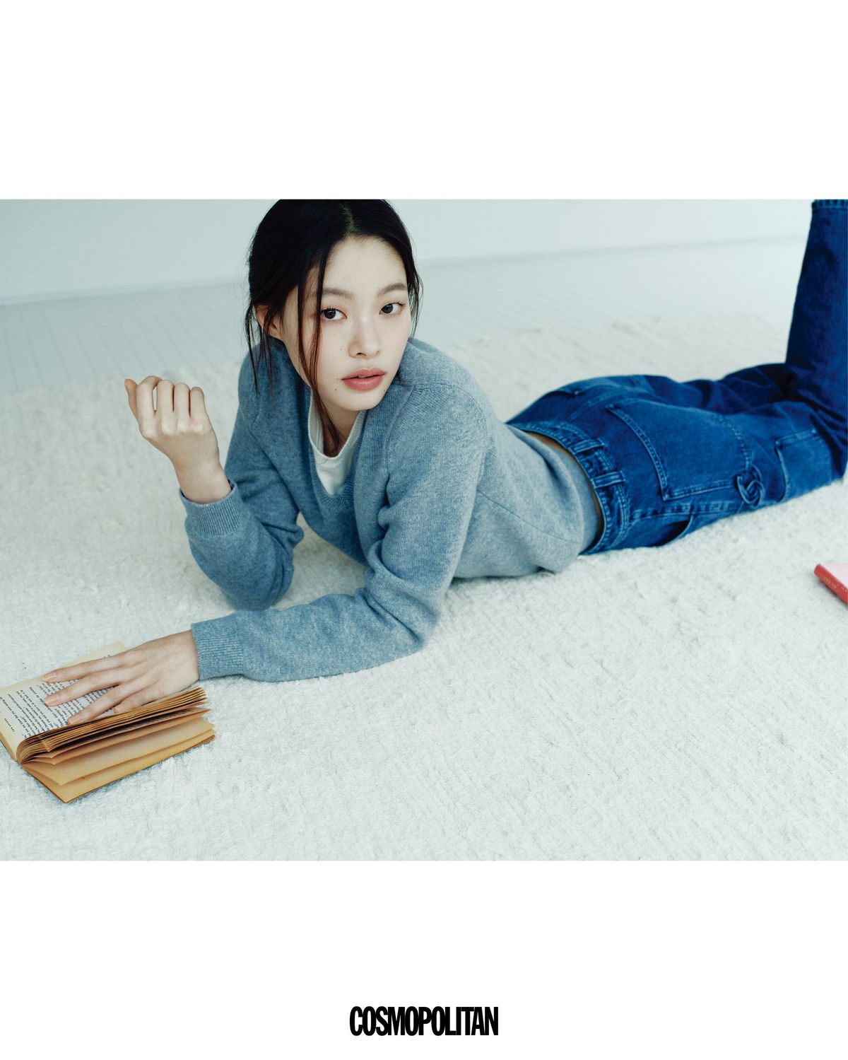 레이어드 풀오버, 데님 팬츠 모두 가격미정 Chanel.