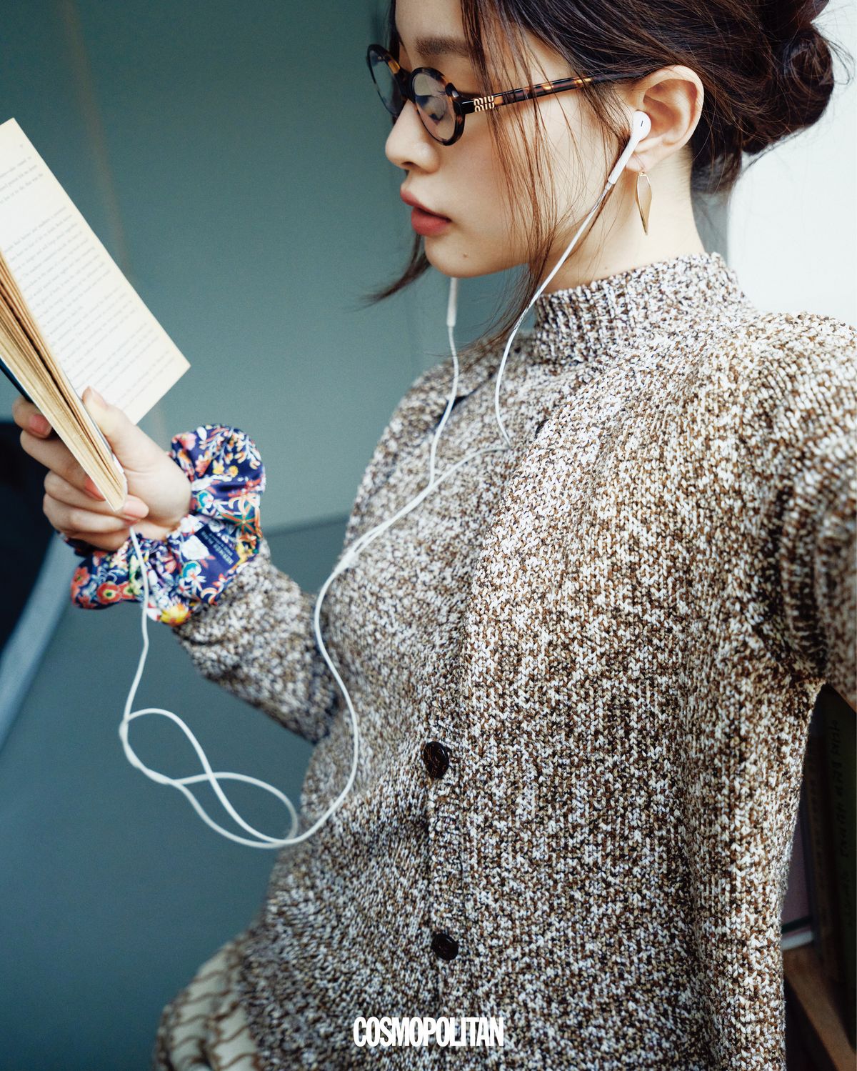 니트 카디건, 니트 톱, 쇼츠 모두 가격미정 Louis Vuitton. 후프 이어링 33만1천원 Polène. 스크런치 가격미정 Hermès. 안경 에디터 소장품.