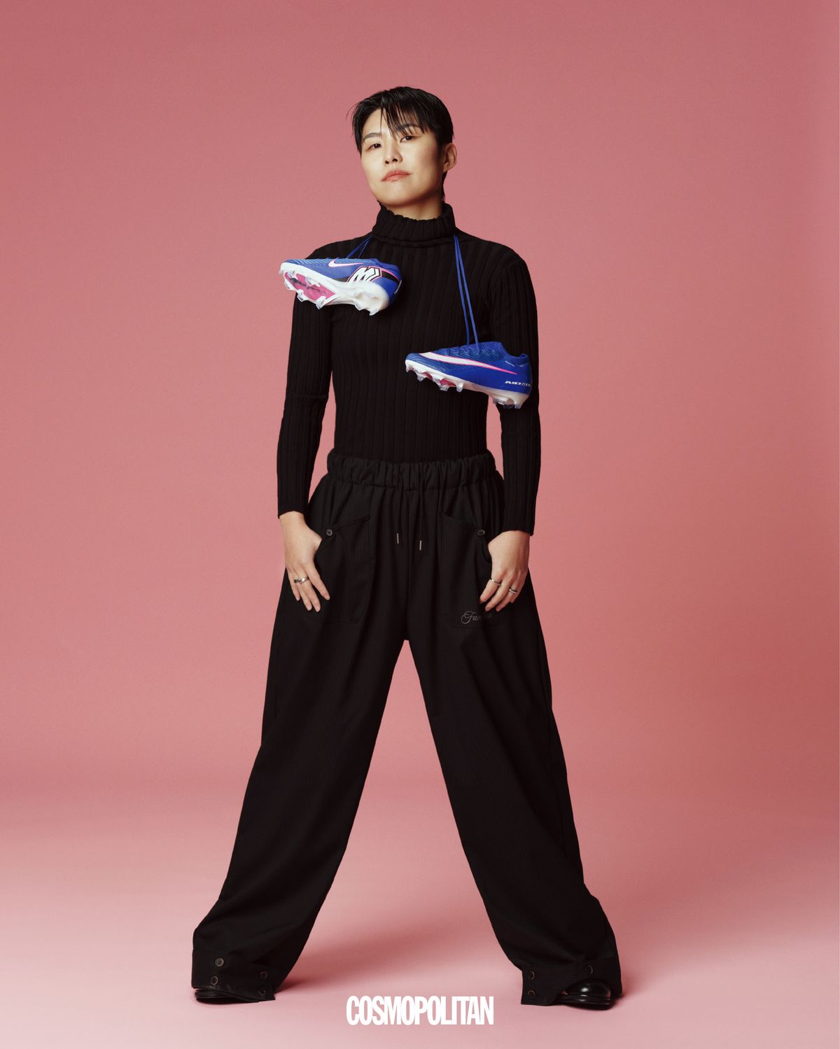 팬츠 Fancy Club. 슈즈 Rosenick. 톱, 반지 스타일리스트 소장품. 목에 건 축구화 본인 소장품.