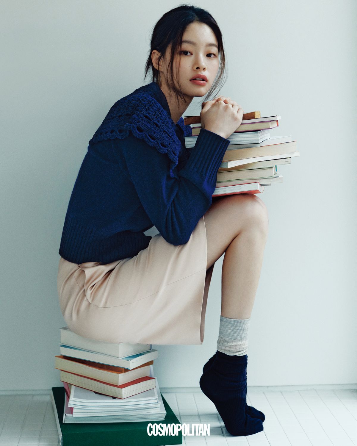 레이스 칼라 니트 카디건 1백83만원 Erdem. 스커트 1백51만원 Chloé. 네이비 양말 가격미정 Loro Piana. 그레이 양말 에디터 소장품.