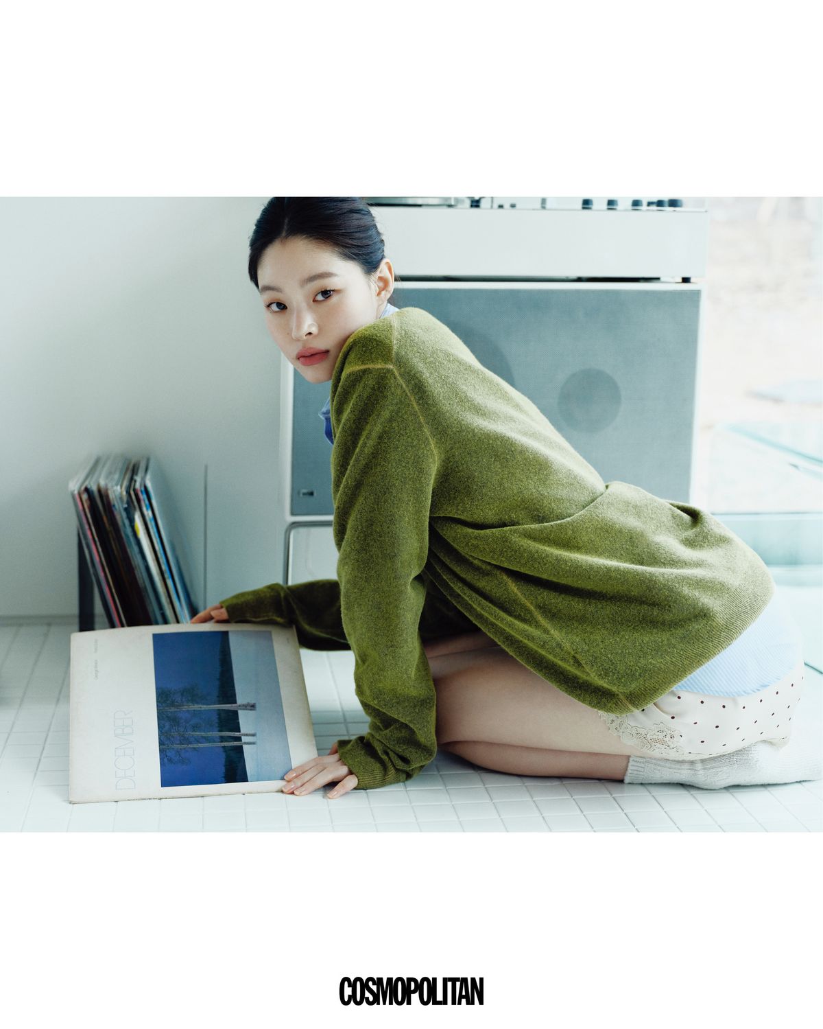 스웨터 가격미정 Maison Margiela. 셔츠, 레이스 쇼츠 모두 가격미정 Loro Piana. 양말 에디터 소장품. 