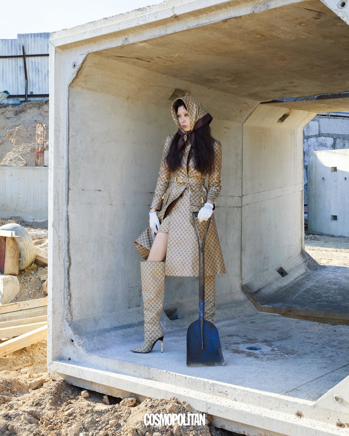 레더 코트, 미니스커트, 머리에 두른 스카프, 사이하이 부츠 모두 가격미정 Gucci.