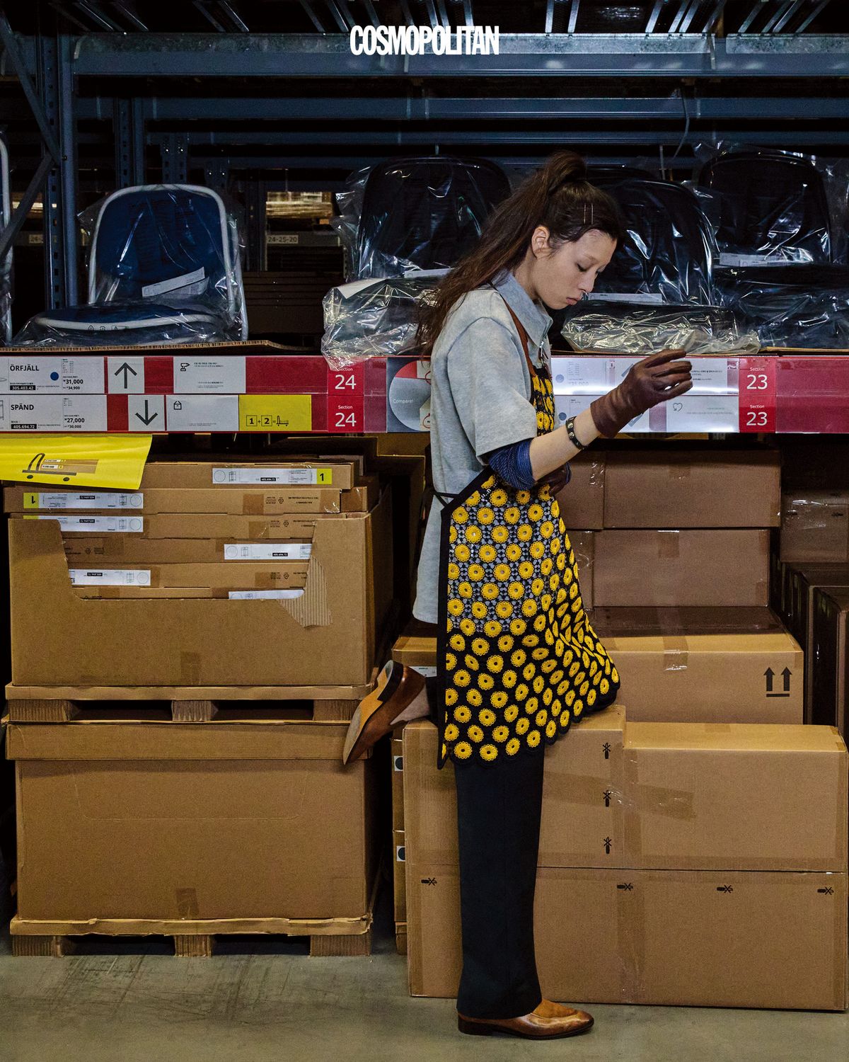 폴로셔츠, 저지 톱, 팬츠, 에이프런, 로퍼 모두 가격미정 Miu Miu. 레더 글러브 가격미정 Maison Margiela. 팔찌 가격미정 Versace.