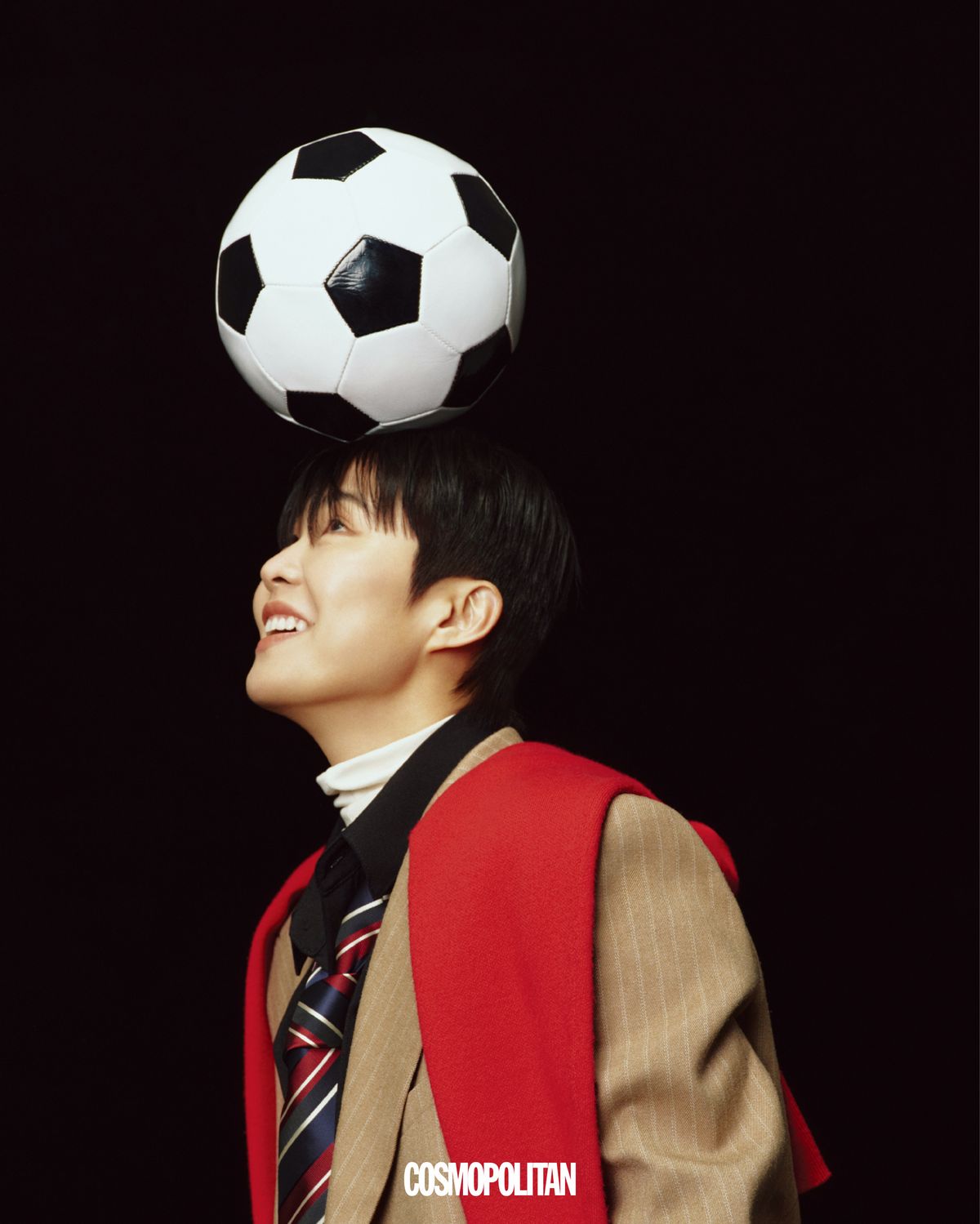 재킷 Normor. 어깨에 걸친 카디건 The Matee. 셔츠 Zara. 이너 터틀넥 Muarmus. 타이 스타일리스트 소장품.