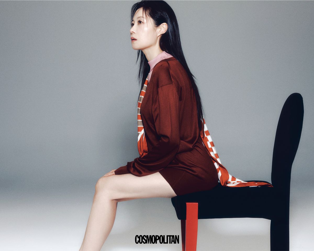 니트 톱, 스카프 모두 Tod’s.