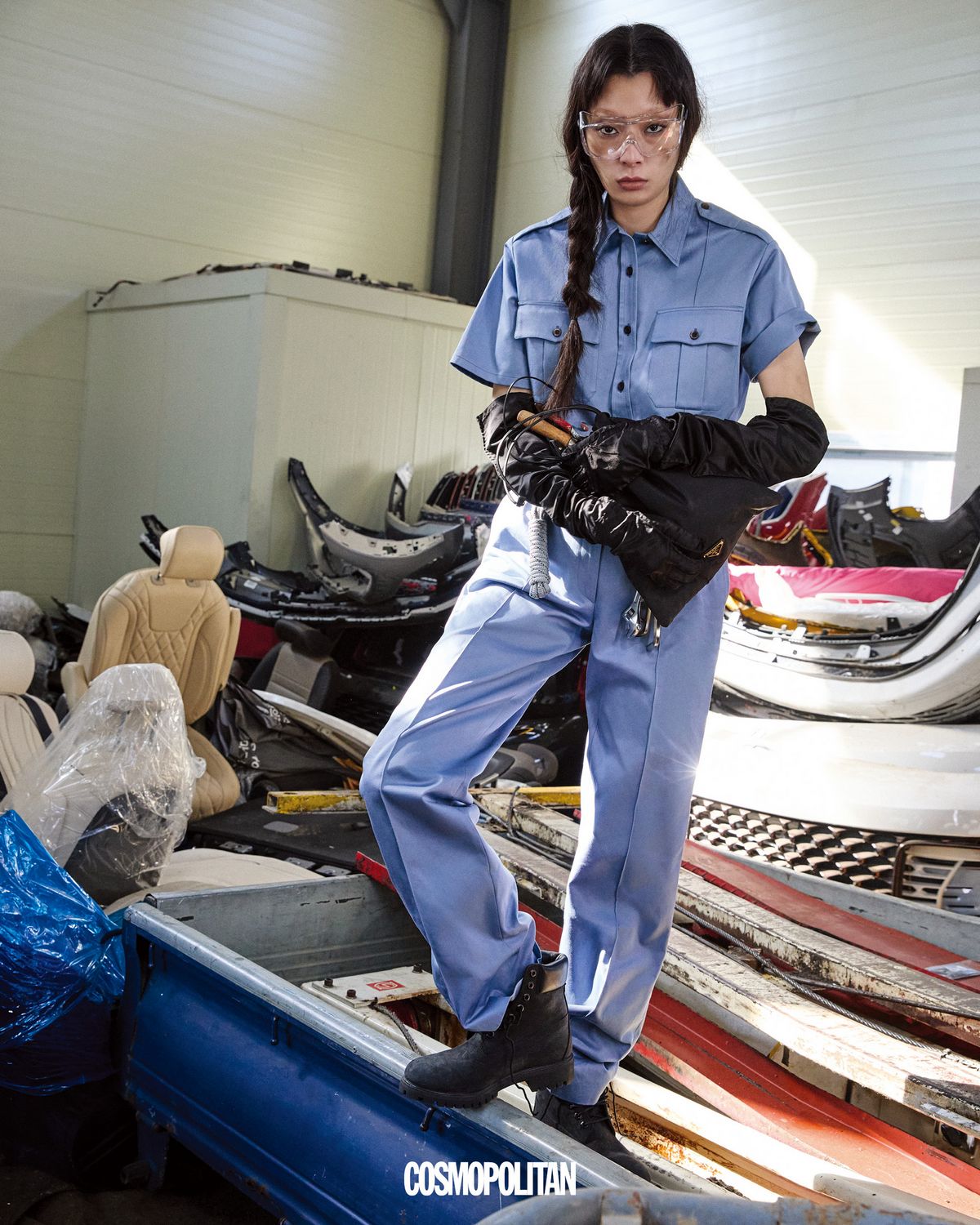 유틸리티 셔츠, 치노 팬츠, 글러브, 파우치 모두 가격미정 Prada. 워커 부츠 27만8천원 Timberland xFetch. 고글 에디터 소장품.