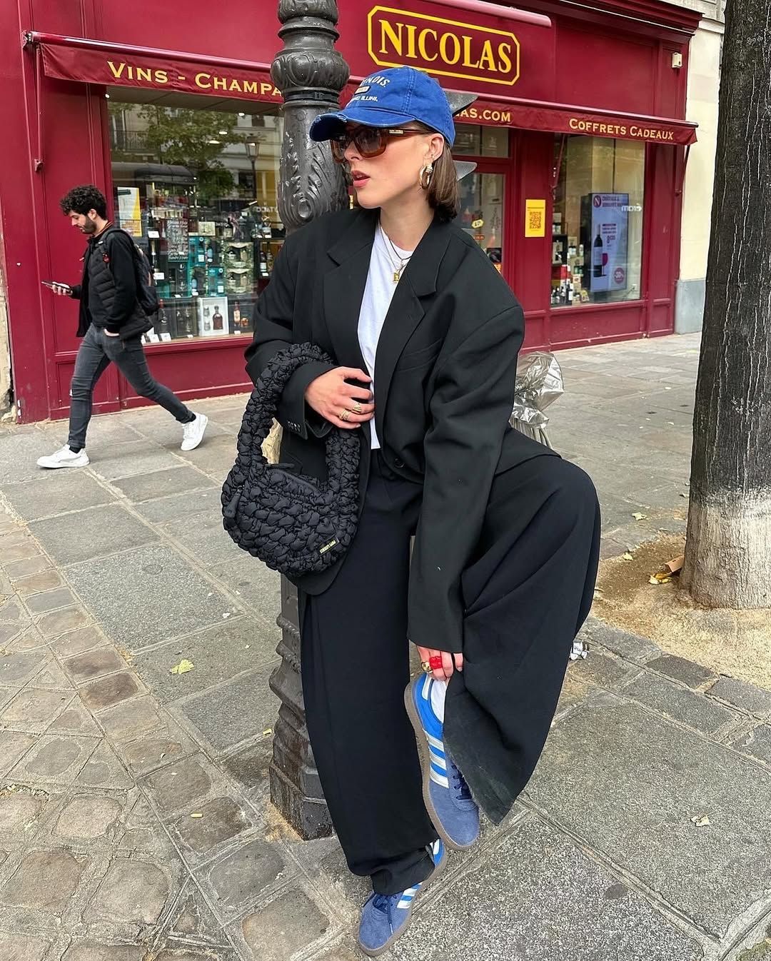 원색 스니커즈 | 인스타그램 @lara_bsmnn