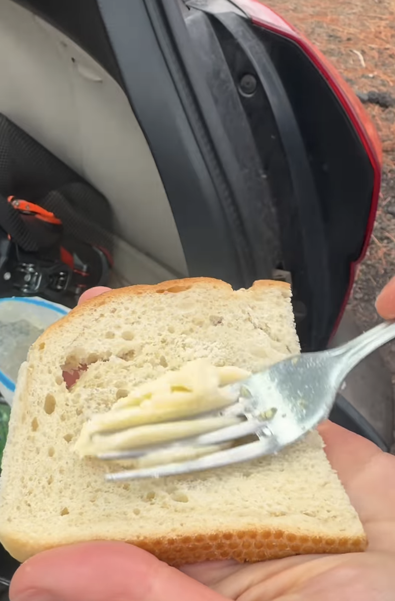 완성된 버터를 식빵에 바로 발라 먹는 모습, 인스타그램 @lib_claire