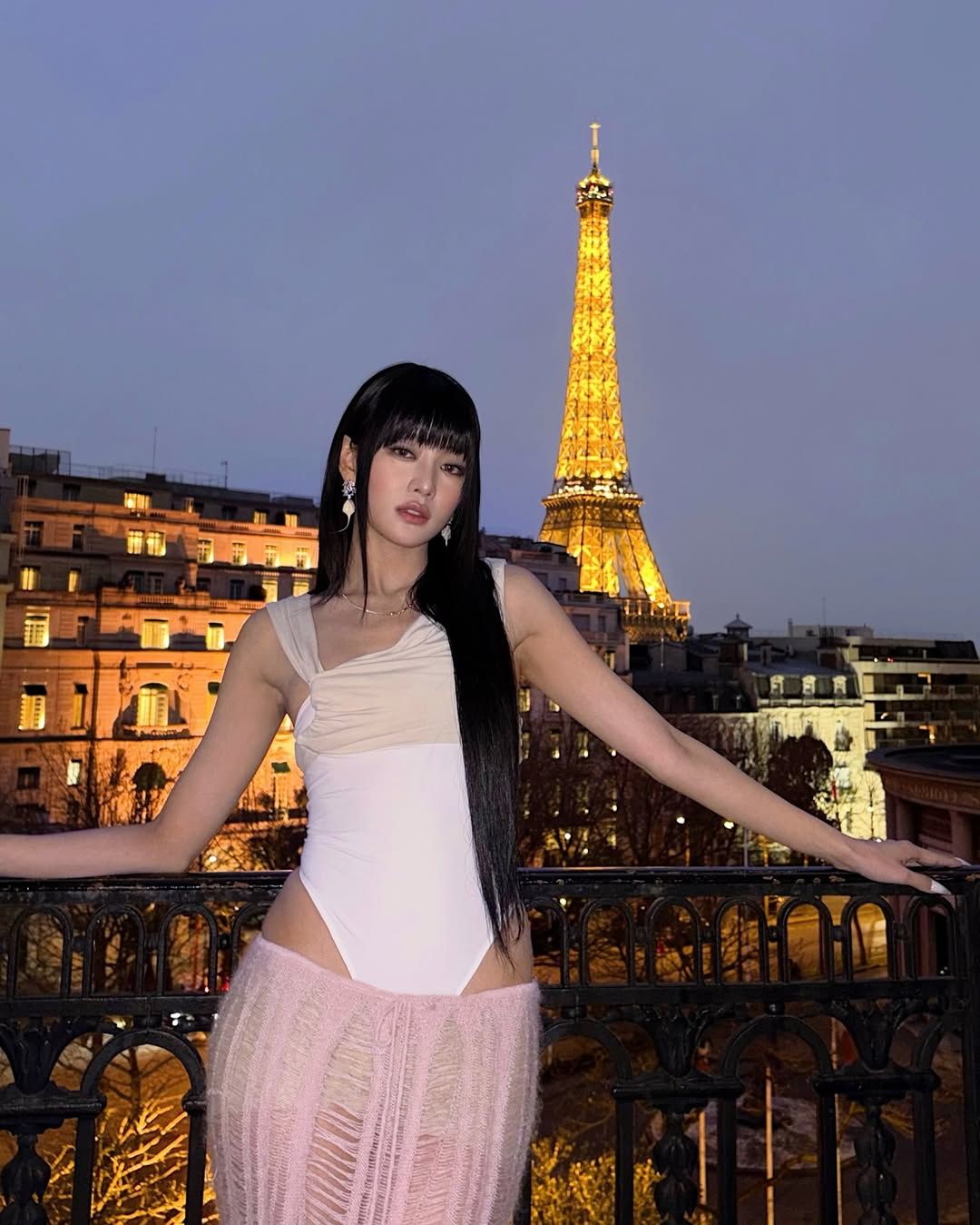 컷아웃 패션을 선보인 트와이스 민니. 인스타그램 @min.nicha